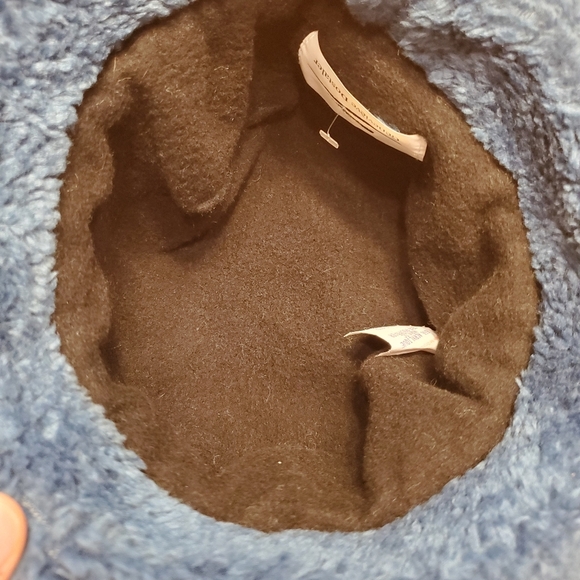 NWOT Geneviève Dostaler blue teddy bucket hat. Black polar inside. Handmade. - Picture 5 of 5